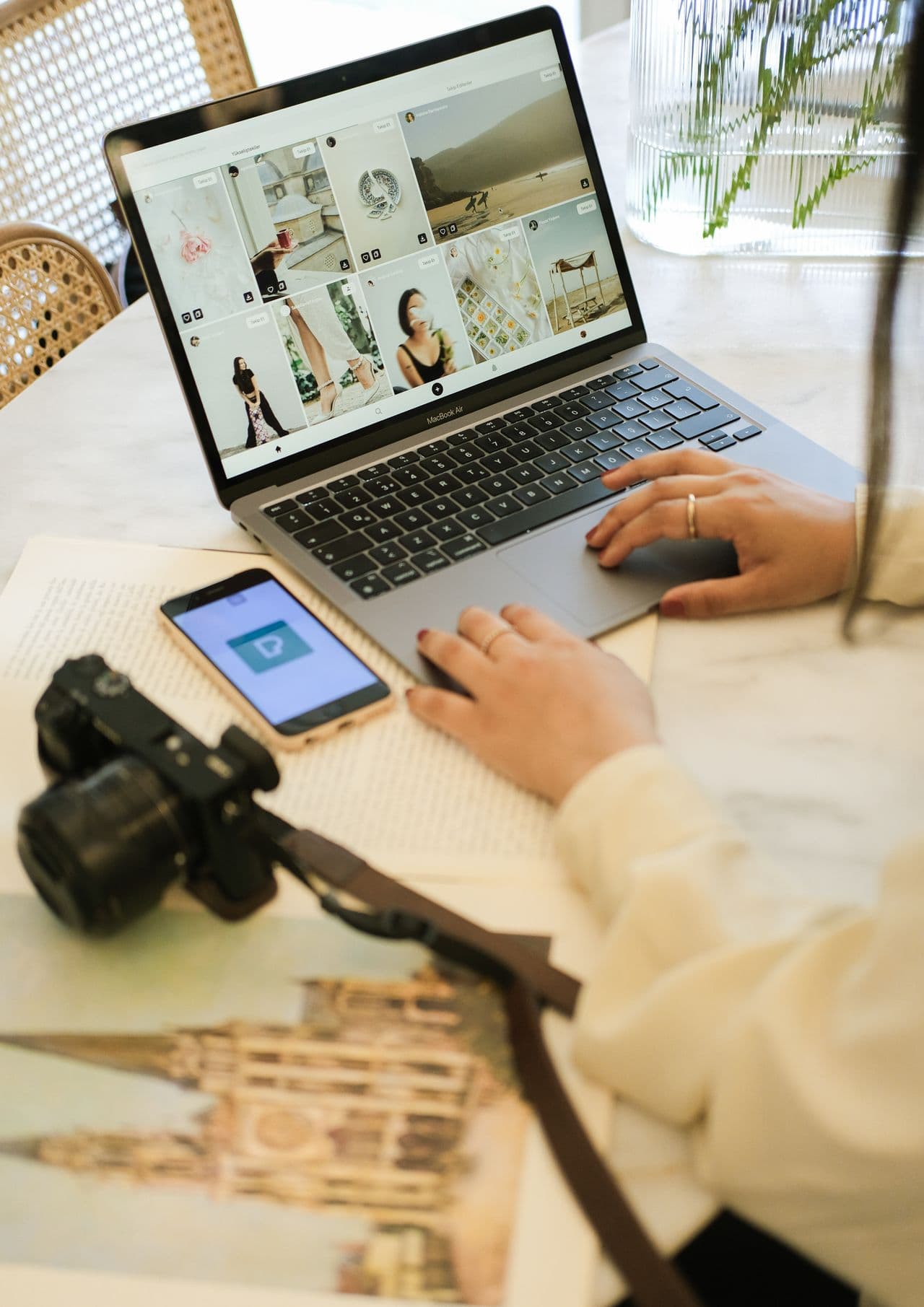 What Is Dcommerce? A Guide for Instagram Sellers